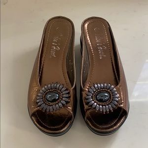 Gold platform shoes with adornment